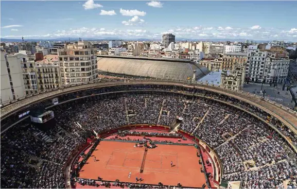  ?? (MANUEL QUEIMADELO­S ALONSO/GETTY IMAGES) ?? Les arènes de Valence, sises Plaza de Toros, ont accueilli le week-end dernier les équipes espagnole et allemande en quart de finale de Coupe Davis.