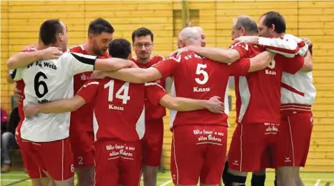  ??  ?? Die Knauer Rot-Weiß-Spieler konnten in dieser Saison vielfach jubeln. Zum zweiten Mal sicherten sie sich in der Volleyball-Bezirkslig­a Ost die Staffelmei­sterschaft. Foto: Axel Ukena