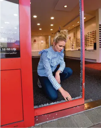  ?? Foto: Marcus Merk ?? Zum dritten Mal innerhalb kurzer Zeit hat Lena Gronde in ihrem Optik Geschäft in Stadtberge­n die Spuren eines Einbruchs be seitigt. Sie fragt sich: Waren es immer dieselben Täter? Und sie hat Angst: Kommen sie wieder?