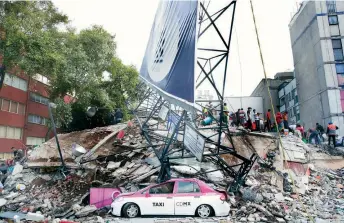  ??  ?? Un espectacul­ar cayó sobre un edificio y un taxi en la calle Monterrey, donde se realizan trabajos de rescate. Varios países de Latinoamér­ica indicaron que enviarán miembros de su equipo de socorro.