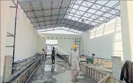  ?? SAMEER SEHGAL/HT ?? ■ Labourers working at the Integrated Check Post site at the Attari border, where the full-body truck scanner will be installed, on Tuesday.