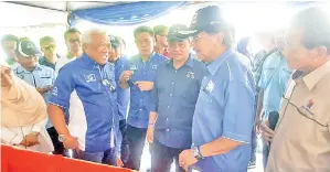  ??  ?? BUNG Moktar bersama calon BN DUN Kuamut Datuk Masiung Banah berbincang sesuatu dengan Ketua Menteri Tan Sri Musa Aman pada Majlis Perasmian Pecah Tanah Kompleks Sukan Tongod dan Arena Belia Tongod.