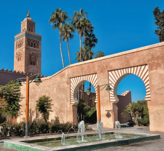  ??  ?? A esq., o Museu de Marrakesh, instalado dentro do Palácio Menbbi, que tem acervo com obras de arte contemporâ­nea. Acima, a Mesquita Koutoubia, um magnífico exemplar da arte moura com uma torre de 69 metros de altura.