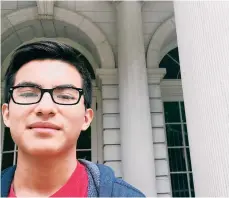  ??  ?? Gonzalo Chávez, 15, posa frente a las columnas del ayuntamien­to de Nueva York.