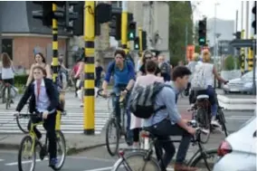  ?? FOTO JVDP ?? Fietsende jongeren zoeken zich een weg in het verkeer.