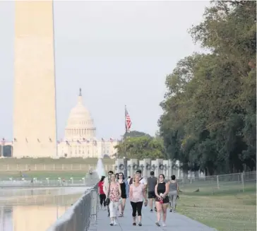  ?? FOTO: XINHUA ?? > Cientos salen a las calles de Estados Unidos sin cubrebocas.