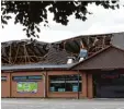  ?? Foto: Peter Steffen, dpa ?? Das Dach stürzte in das Supermarkt Ge