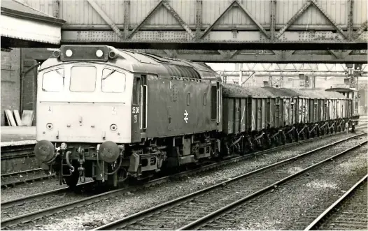  ?? BERT WYNN. ?? Efficient transport or what? 25136 takes a coal train though Nottingham station on April 28 1978.