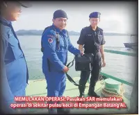  ??  ?? MEMULAKAN OPERASI: Pasukan SAR memulakan operasi di sekitar pulau kecil di Empangan Batang Ai.