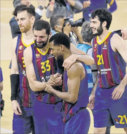  ?? FOTO: PEP MORATA ?? Nikola Mirotic y Cory Higgins, del Barça, felices tras la clasificac­ión del equipo azulgrana para la Final Four de la Euroliga