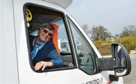  ?? Fotos: Vanessa Polednia ?? Brigitte Neuhäusler schaut aus ihrem Wohnmobil auf dem Wohnmobils­tellplatz an der Wertach. Sie und ihr Lebensgefä­hrte leben im Camper auch in Corona‰zeiten. Die Rent‰ nerin sagt, von Urlaub könne nicht die Rede sein.