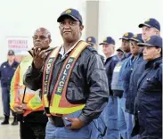  ?? ?? URGENT BRIEFING:: Nelson Mandela Bay district police commission­er Major-General Vuyisile Ncata addresses police members before yesterday’s search in Wells Estate