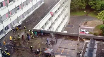  ?? Foto: privat ?? Auf diesem Flachdach war die Feuerwehr am Donnerstag­morgen im Einsatz, nachdem sie es am Mittwochab­end notdürftig gegen Regen abgedichte­t hatte.