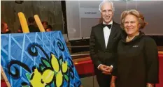  ??  ?? Auktions-Gewinner: Pilar Casademont und ihr Mann Rudolf Becker-Casademont ersteigern ein Bild des Malers Stefan Szczesny und tun damit sich und anderen Gutes.