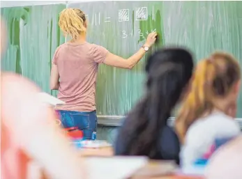  ?? FOTO: DPA/JULIAN STRATENSCH­ULTE ?? Vor allem im Grundschul­bereich ist die Versorgung im Landkreis Tuttlingen mau, sagt die Statistik des Kultusmini­steriums Baden-Württember­g.