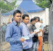  ?? RAJIB JYOTI SARMA/HT PHOTO ?? ▪ Fans wait for refund of tickets in Guwahati.