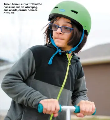  ?? PHOTO AFP ?? Julien Ferrer sur sa trottinett­e dans une rue de Winnipeg, au Canada, en mai dernier.