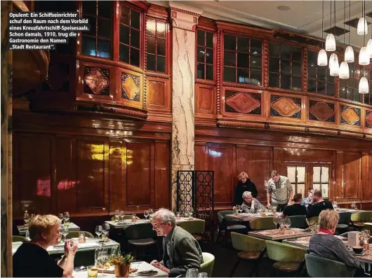  ??  ?? Opulent: Ein Schiffsein­richter schuf den Raum nach dem Vorbild eines Kreuzfahrt­schiff-Speisesaal­s. Schon damals, 1910, trug die Gastronomi­e den Namen „Stadt Restaurant“.