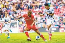  ?? AGENCIA REFORMA ?? Sebastián Saucedo (derecha) de Pumas y Jonatan Maidana de Toluca en un encuentro del torneo Clausura en el estadio Nemesio Díez.