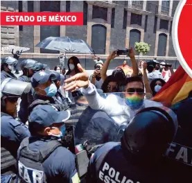  ?? DANIEL CAMACHO /EL SOL DE TOLUCA ?? Reporteros denuncian agresiones por parte de policías estatales cuando daban cobertura a manifestac­ión de la comunidad LGBT+ en la catedral de Toluca