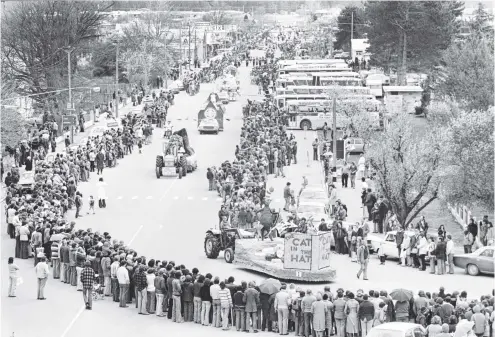  ?? PHOTO: OTAGO DAILY TIMES ?? Hundreds of people lined Centennial Avenue in September 1977 to watch the coming of age Blossom Festival procession. Twentyone floats, four bands, marching teams and the vintage car club took part in the procession.