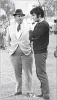  ?? FOTO: ALL OVER PRESS ?? Elvis og manager Tom Parker taler business under en film-optagelse.