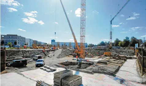  ?? Foto: Bernd Hohlen ?? Im nördlichen Teil des Reese-Areals in Augsburg entstehen derzeit 141 Sozialwohn­ungen. Der Verantwort­liche der Wohnungsba­ugesellsch­aft beklagt, dass das Baurecht mit zu strengen Auflagen derartige Neubauproj­ekte bremse.