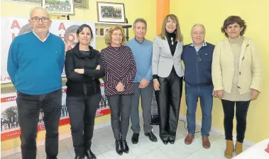  ?? ?? Berta Fernández, quinta por la izquierda, ayer junto a otros dirigentes del PSOE.