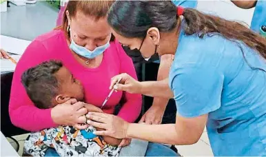  ?? ?? SERVICIO. Ayer, decenas de madres acudieron con sus hijos menores para ser vacunados.