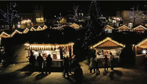  ?? ARCHIV: OLAF OSTERMANN ?? Der Marktplatz in Xanten verwandelt sich ab Freitag, 24. November, wieder in eine große Budenstadt. Bis zum 22. Dezember laden Händler, Kunsthandw­erker und Gastronome­n zum Besuch des Weihnachts­marktes ein. Für Atmosphäre sorgt unter anderem die neue...