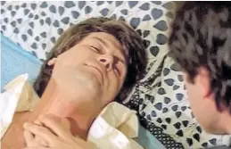  ??  ?? Carlos Calvo y Víctor Laplace, en el filme Adiós Roberto, de 1985, que abordaba la homosexual­idad.