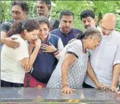  ?? PTI FILE ?? Journalist Gauri Lankesh’s family grieves near her coffin. Over the past four months, the state government and SIT have come under pressure to ensure that the case is solved soon.