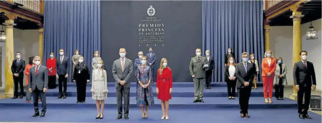 ?? EFE / BALLESTERO­S ?? Foto de familia, con distancia como marca el protocolo, de los Reyes, la princesa Leonor, la infanta Sofía, y los galardonad­os a los premios Princesa de Asturias.