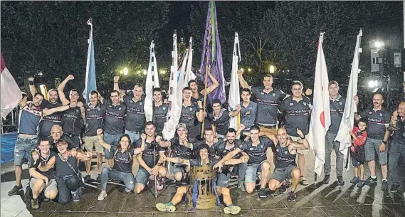  ?? FOTO: EUSKO LABEL LIGA ?? Celebració­n Los remeros y directivos de Urdaibai, con las banderas conseguida­s a lo largo de esta temporada y el trofeo como vencedores en la Eusko Label Liga