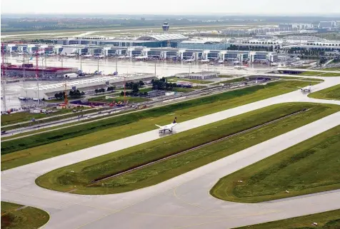  ?? Foto: Peter Kneffel, dpa ?? Auf zwei Startbahne­n heben am Münchner Flughafen derzeit die Maschinen ab. Der Bau einer dritten Bahn liegt seit Jahren auf Eis. CSU Wirtschaft­sexperte Erwin Huber zieht nun die Daumenschr­auben an und stellt der Stadt ein Ultimatum.