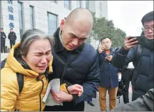  ?? WANG HANBING / FOR CHINA DAILY ?? Zhang Zhichao and his mother, Ma Yuping, leave court on Monday in Zibo, Shandong province, after he was found not guilty in a retrial of a rape case that had sent him to prison at age 16.