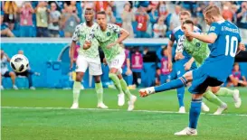  ??  ?? Sigurdsson falló un penal que puede ser clave en el cierre de la fase