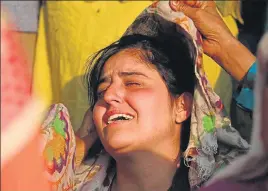  ?? WASEEM ANDRABI/ HT ?? A relative of Yasmeena, who was killed by militants in Pulwama district, moans her death on Sunday.