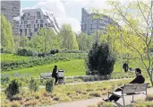 ?? FOTOS: DPA ?? Der Parc Clichy-Batignolle­s – Martin-Luther-King ist eine moderne Gartenanla­ge im Nordwesten von Paris.