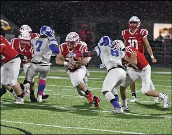  ?? Staff photo/John Zwez ?? Jace Mullen of Wapakoneta runs between the raindrops and between defenders from Dunbar during Friday’s Region 12 playoff game.