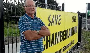  ?? TOM CARNEGIE/FAIRFAX NZ ?? Chamberlai­n Park golfers have erected a banner calling for the public to help save the 18-hole golf course.