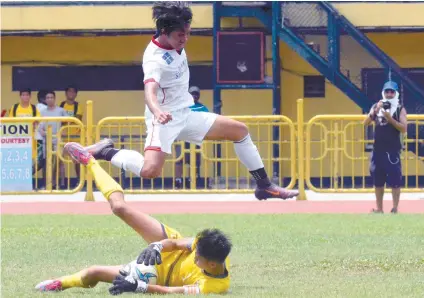  ?? SUNSTAR FOTO/AMPER CAMPAÑA ?? SEASON’S BEST. Joseph Kei Ceniza beats an Ateneo striker to the ball during their Cesafi high school finals match. Ceniza conceded only one goal in the whole tournament and was named the best keeper.