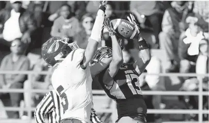  ?? KIM HAIRSTON/BALTIMORE SUN ?? Dunbar receiver Malik McCormack catches a 71-yard touchdown pass under pressure from Havre de Grace defender Chandler Russo.