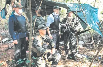  ??  ?? Mario Abdo Benítez posa en el campamento del EPP con militares. Se informó que fue al lugar porque la fallecida era Magna Meza; en su entorno respondier­on que fue a respaldar a la FTC.