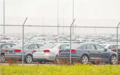  ?? STAFF FILE PHOTO ?? Above: Volkswagen is storing thousands of diesel vehicle models it bought back from VW owners after admitting that it rigged software to improperly pass diesel emission tests. VW is storing many of the repurchase­d vehicles at a shuttered Mitsubishi...