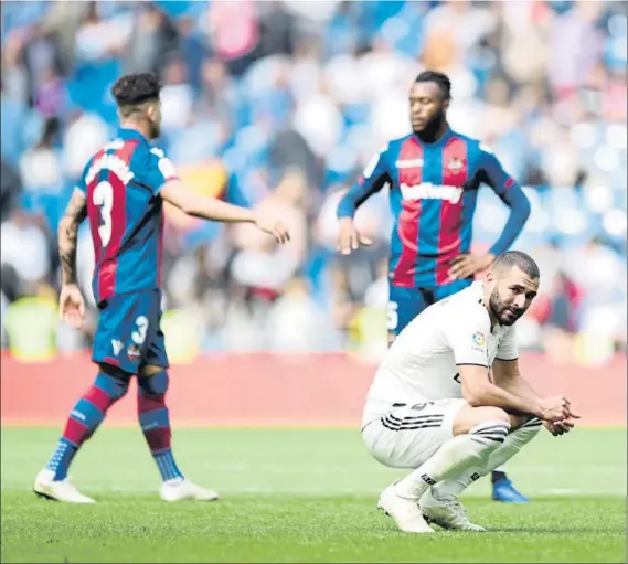  ?? FOTO: GETTY ?? Karim Benzema y su equipo doblaron la rodilla ante un Levante que dio la gran sorpresa en el Santiago Bernabéu. El delantero francés entró en el minuto 60 y pudo anotar el empate