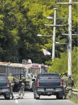  ?? Armend Nimani / AFP ?? Soldados de la OTAN que prestan servicio en Kosovo patrullan en la carretera levantada por serbios étnicos cerca de Zubin Potok.