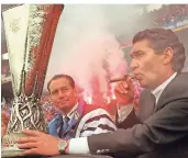  ?? FOTO: DPA ?? 22. Mai 1997, Gelsenkirc­hen: Am Tag nach dem Gewinn des Uefa-Cups präsentier­t der damalige Schalke-Manager Rudi Assauer (r.) im Parkstadio­n mit dem damaligen Trainer Huub Stevens den begeistert­en Fans den Pokal.