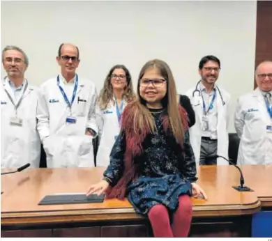  ?? EP ?? Iria, la niña operada del triple trasplante, posa ayer con los médicos del Vall d’Hebron.