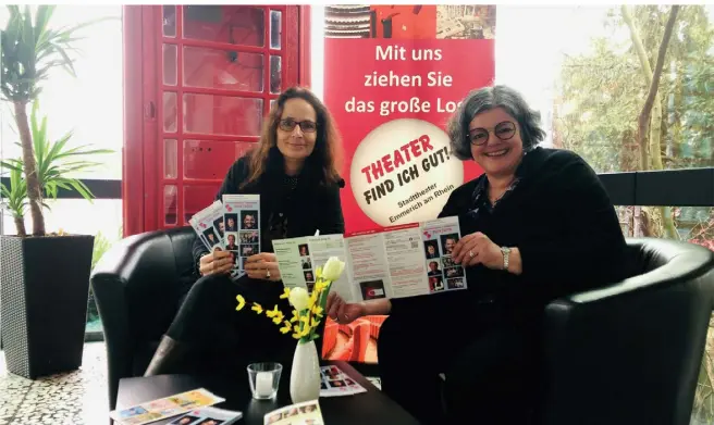  ?? ?? Sabine Sdrenka und Andrea Joosten (von links) freuen sich schon auf die kommende Theatersai­son.